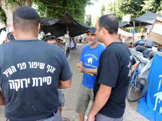 פקחי עירית ת"א בשד' רוטשילד בת"א  מחאת הדיור / צלם: אבשלום ששוני 